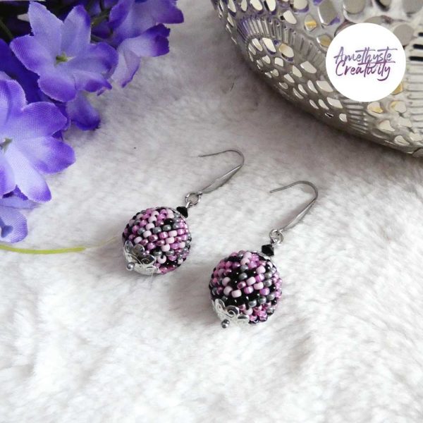 SYRA || Boucles d’oreilles Crochetées Boules de 17 mm en Perles “Miyuki” et Acier Inoxydable – Mix Candy Pink