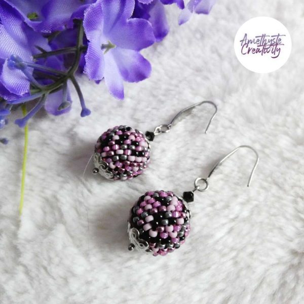 SYRA || Boucles d’oreilles Crochetées Boules de 17 mm en Perles “Miyuki” et Acier Inoxydable – Mix Candy Pink