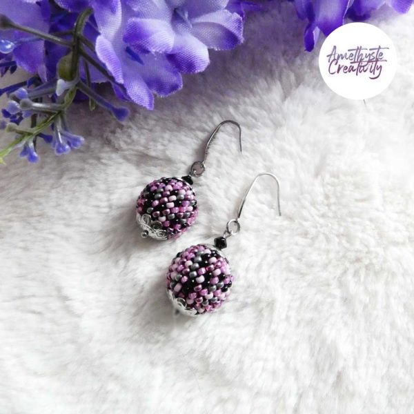 SYRA || Boucles d’oreilles Crochetées Boules de 17 mm en Perles “Miyuki” et Acier Inoxydable – Mix Candy Pink