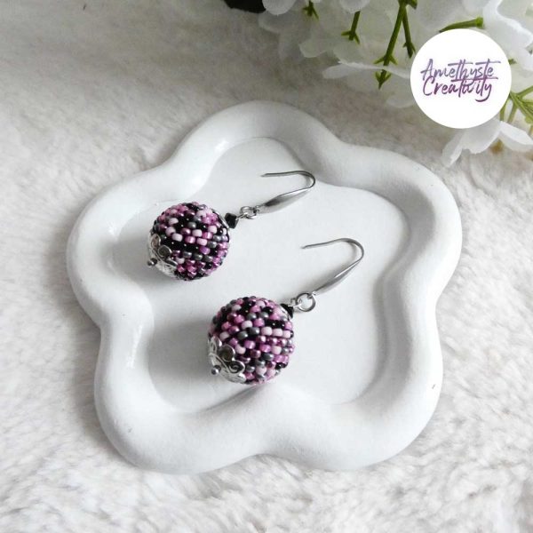SYRA || Boucles d’oreilles Crochetées Boules de 17 mm en Perles “Miyuki” et Acier Inoxydable – Mix Candy Pink