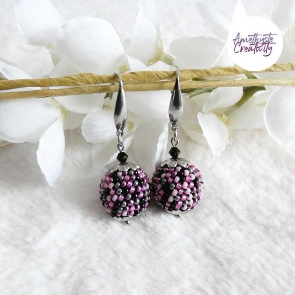 SYRA || Boucles d’oreilles Crochetées Boules de 17 mm en Perles “Miyuki” et Acier Inoxydable – Mix Candy Pink