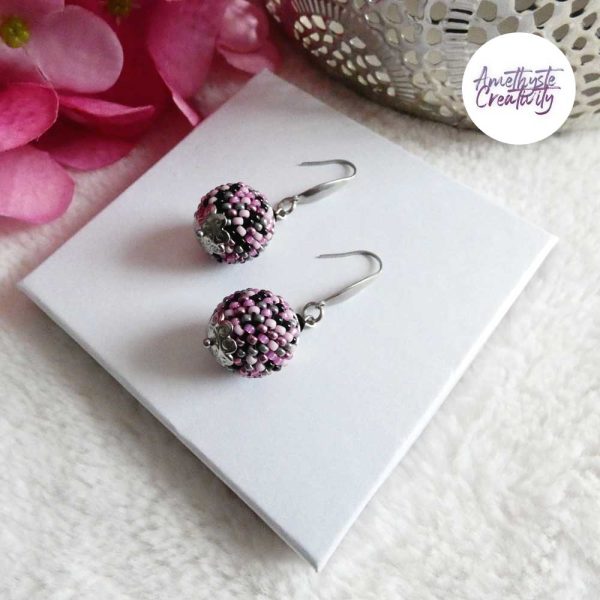 SYRA || Boucles d’oreilles Crochetées Boules de 17 mm en Perles “Miyuki” et Acier Inoxydable – Mix Candy Pink