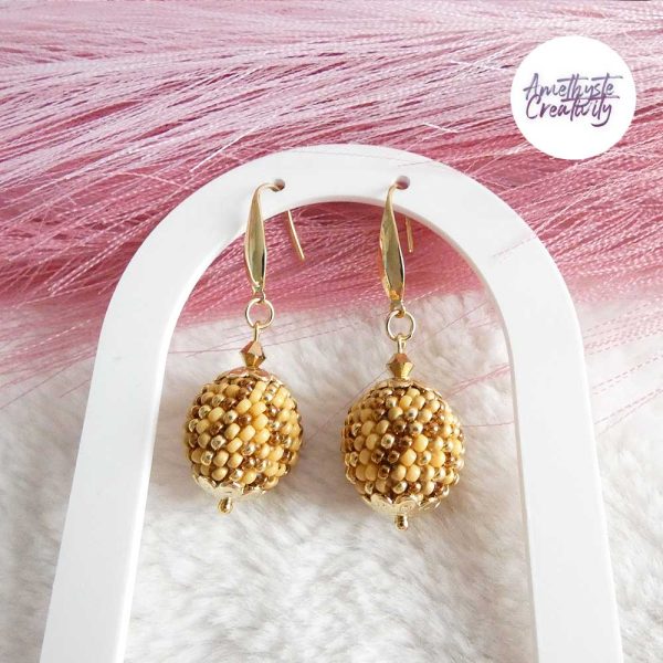 SYRA || Boucles d’oreilles Crochetées Boules de 17 mm en Perles “Miyuki” et Acier Inoxydable – Golden Sun