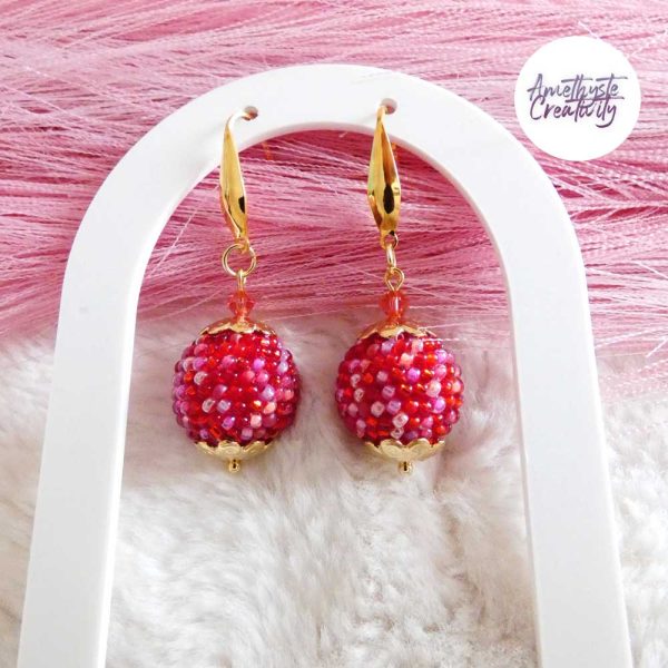 SYRA || Boucles d’oreilles Crochetées Boules de 17 mm en Perles “Miyuki” et Acier Inoxydable – Love Potion