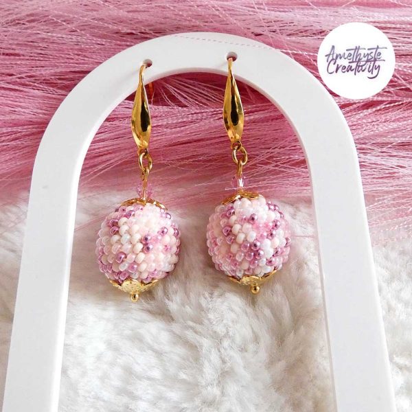 SYRA || Boucles d’oreilles Crochetées Boules de 17 mm en Perles “Miyuki” et Acier Inoxydable – Rose