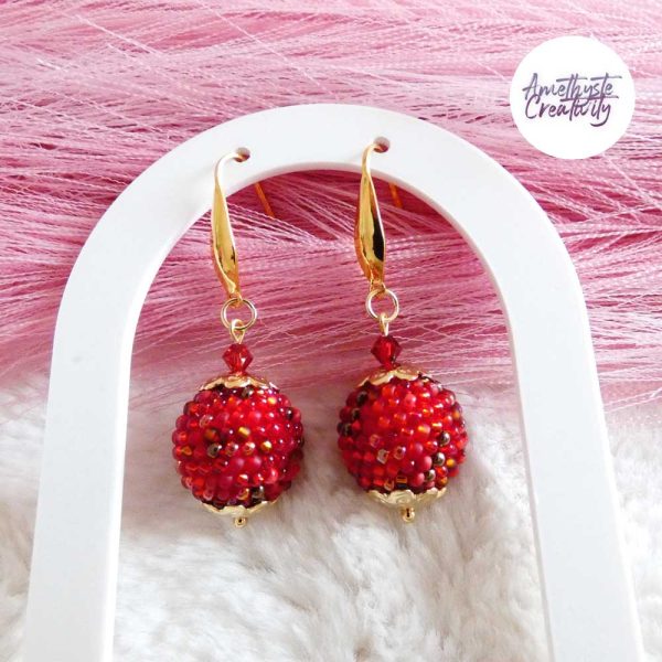 SYRA || Boucles d’oreilles Crochetées Boules de 17 mm en Perles “Miyuki” et Acier Inoxydable – Rouge