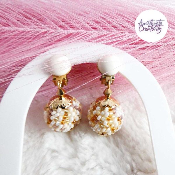 SYRA || Boucles d’oreilles Crochetées Boules de 17 mm en Perles “Miyuki” et Acier Inoxydable – Beige (VERSION OREILLES NON PERCEES)