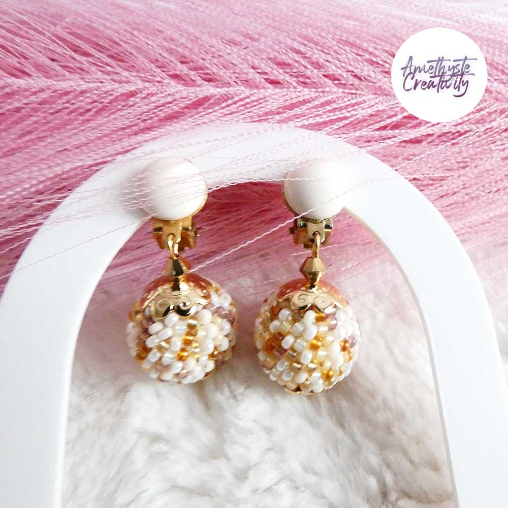 SYRA || Boucles d’oreilles Crochetées Boules de 17 mm en Perles “Miyuki” et Acier Inoxydable – Beige (VERSION OREILLES NON PERCEES)