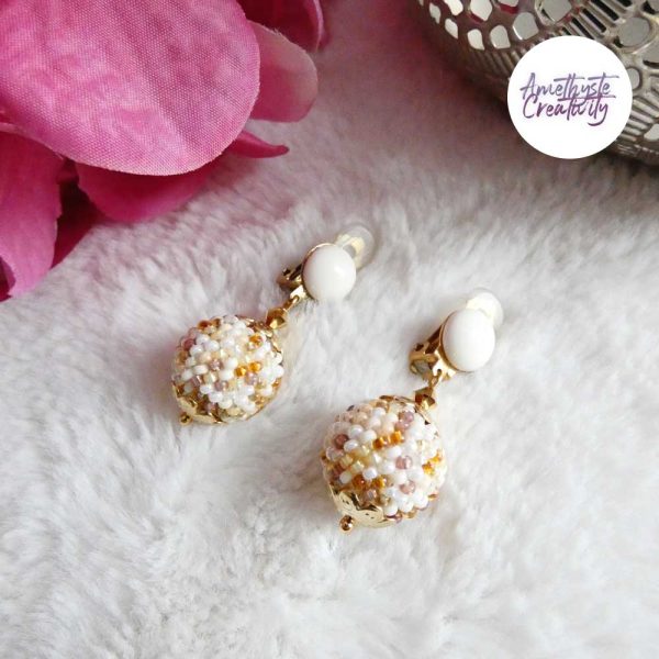SYRA || Boucles d’oreilles Crochetées Boules de 17 mm en Perles “Miyuki” et Acier Inoxydable – Beige (VERSION OREILLES NON PERCEES)
