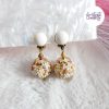 SYRA || Boucles d’oreilles Crochetées Boules de 17 mm en Perles “Miyuki” et Acier Inoxydable – Beige (VERSION OREILLES NON PERCEES)