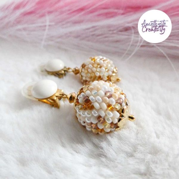SYRA || Boucles d’oreilles Crochetées Boules de 17 mm en Perles “Miyuki” et Acier Inoxydable – Beige (VERSION OREILLES NON PERCEES)
