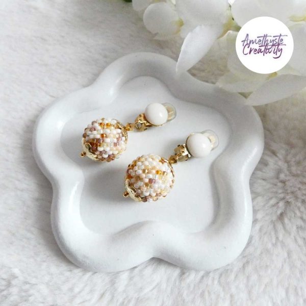 SYRA || Boucles d’oreilles Crochetées Boules de 17 mm en Perles “Miyuki” et Acier Inoxydable – Beige (VERSION OREILLES NON PERCEES)