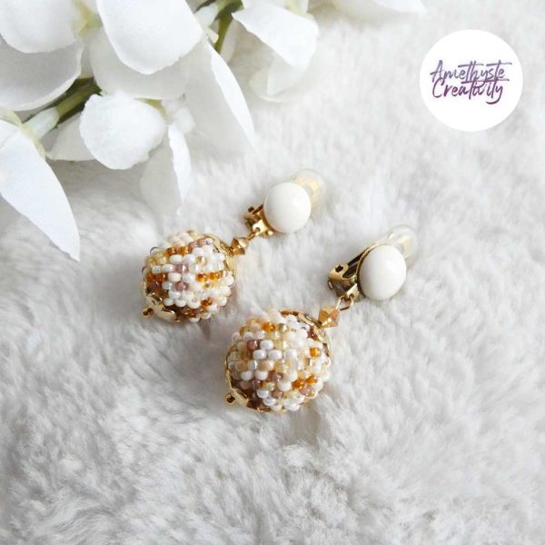 SYRA || Boucles d’oreilles Crochetées Boules de 17 mm en Perles “Miyuki” et Acier Inoxydable – Beige (VERSION OREILLES NON PERCEES)