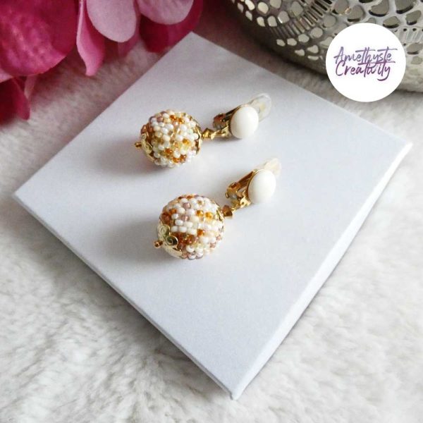 SYRA || Boucles d’oreilles Crochetées Boules de 17 mm en Perles “Miyuki” et Acier Inoxydable – Beige (VERSION OREILLES NON PERCEES)