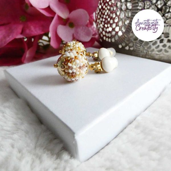 SYRA || Boucles d’oreilles Crochetées Boules de 17 mm en Perles “Miyuki” et Acier Inoxydable – Beige (VERSION OREILLES NON PERCEES)