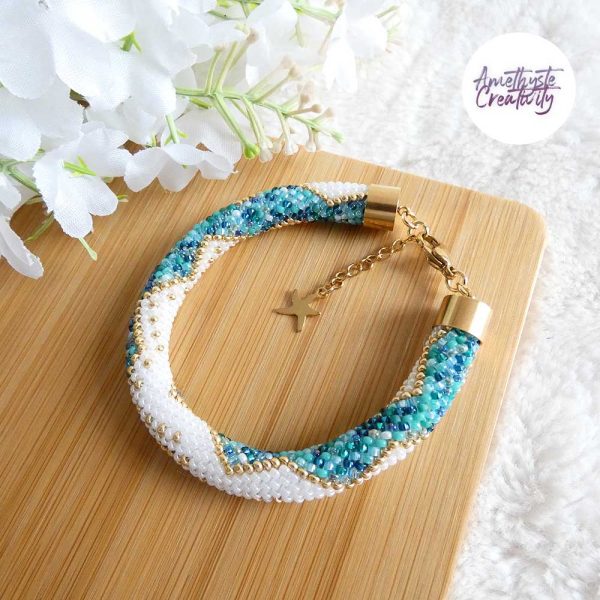 CHIC & ELEGANCE || Bracelet Crocheté Fait Main En Acier Inoxydable Et Perles “Miyuki” – Doré, Blanc Nacré & Mix Touch of Teal