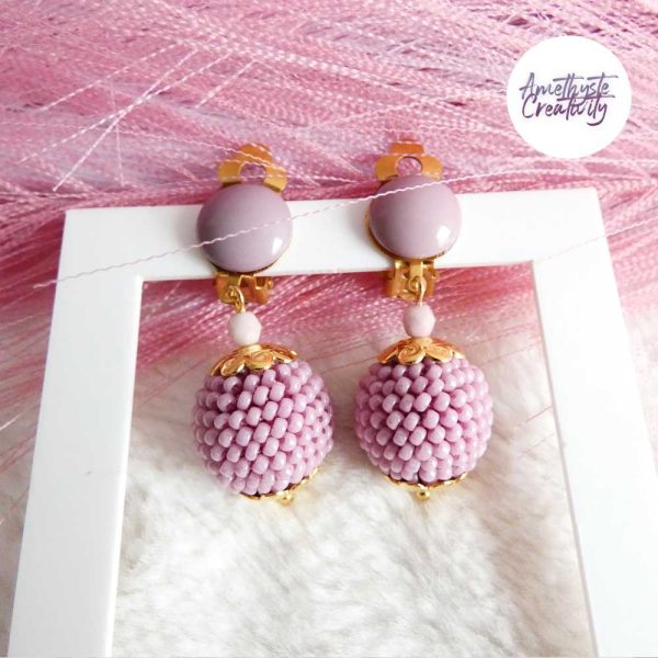 CALIA || Boucles d’oreilles Crochetées Boules de 17 mm en Perles “Miyuki” et Acier Inoxydable – Parme (VERSION OREILLES NON PERCEES)