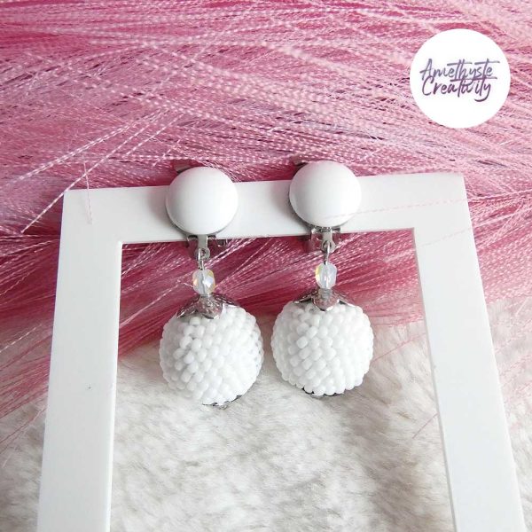 CALIA || Boucles d’oreilles Crochetées Boules de 17 mm en Perles “Miyuki” et Acier Inoxydable – Blanc (VERSION OREILLES NON PERCEES)