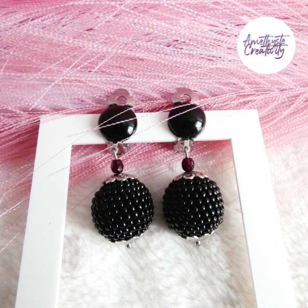 CALIA || Boucles d’oreilles Crochetées Boules de 17 mm en Perles “Miyuki” et Acier Inoxydable – Noir (VERSION OREILLES NON PERCEES) (Copie)